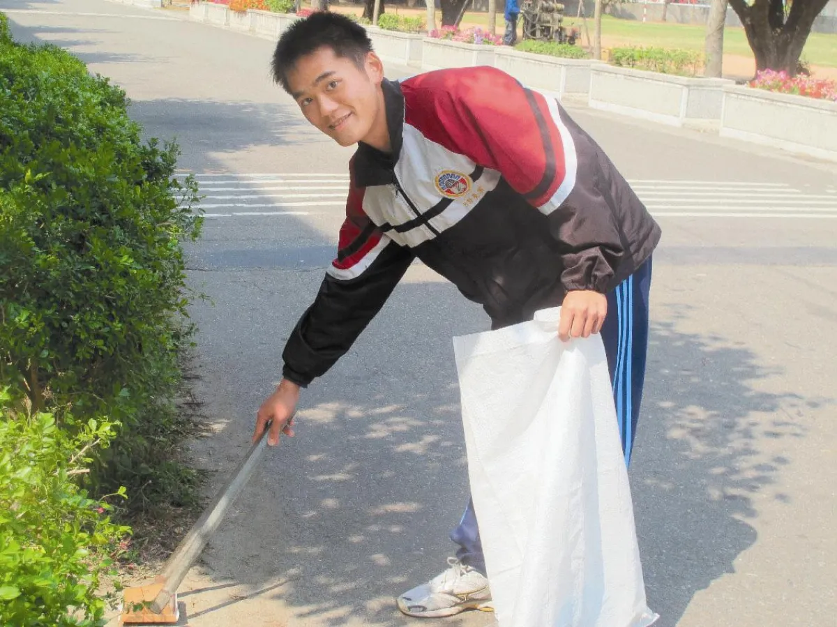 提早到校撿垃圾 環保晨運樂助人