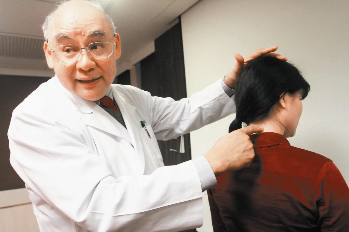 頸肌肉受傷 她脖子眼球不能動