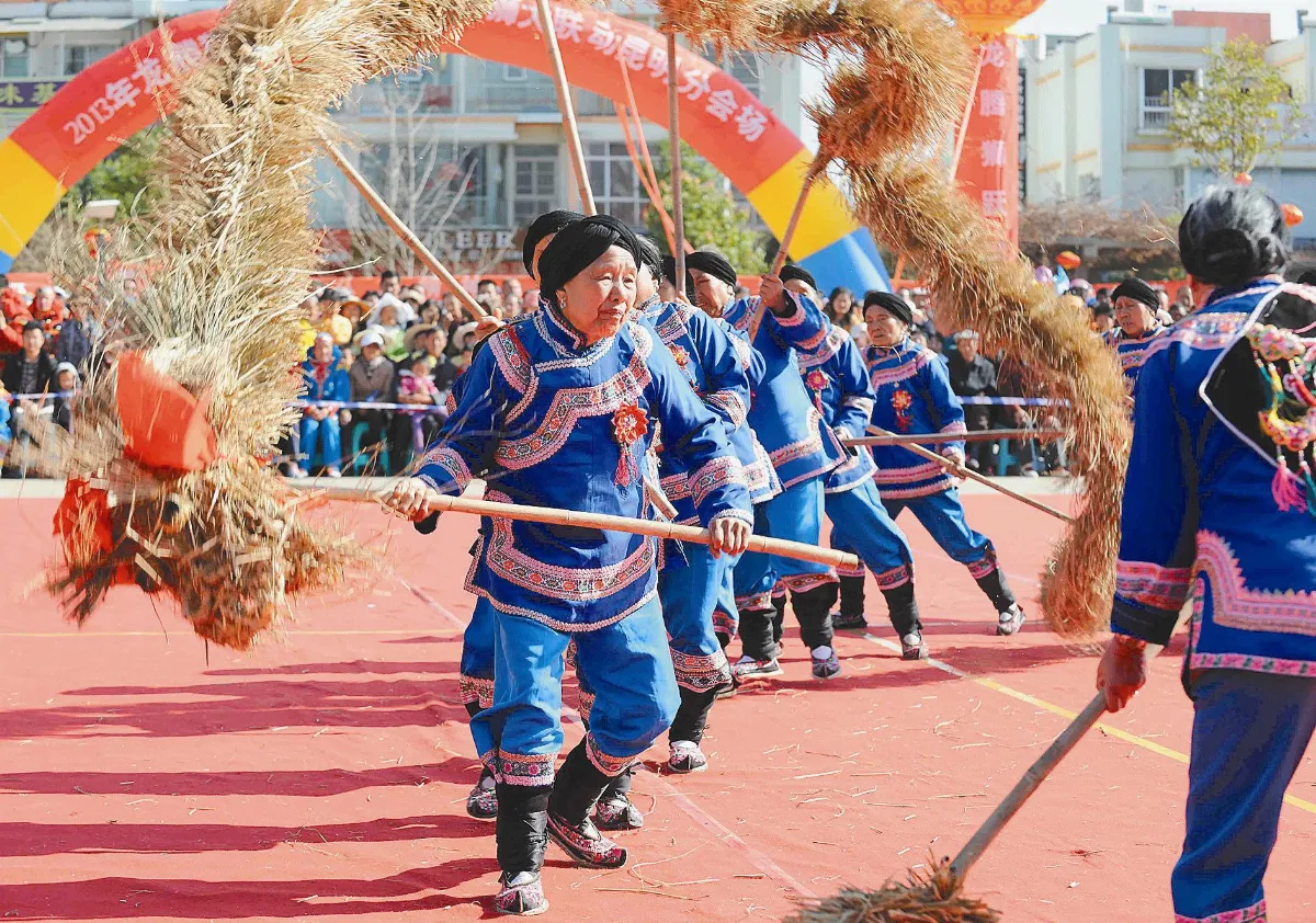 80奶奶  小腳舞大龍