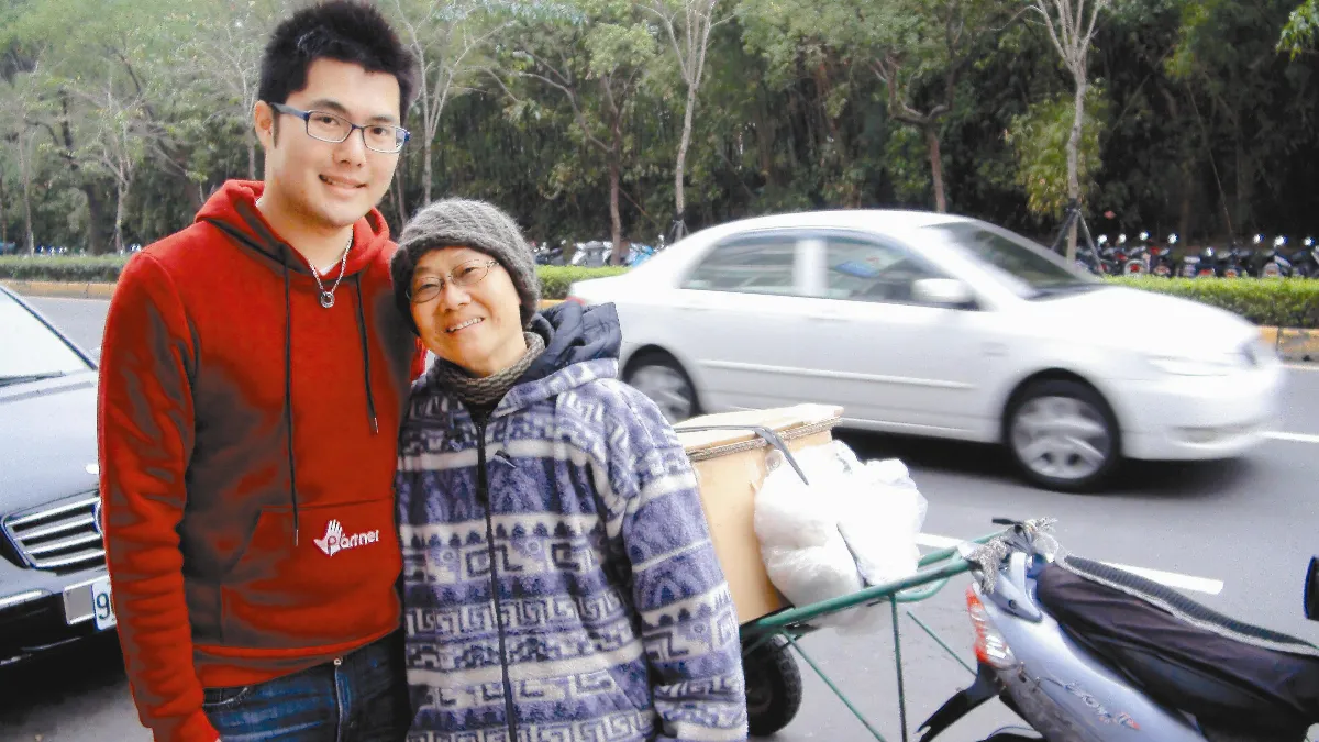 網友捐物 助拾荒婦回收