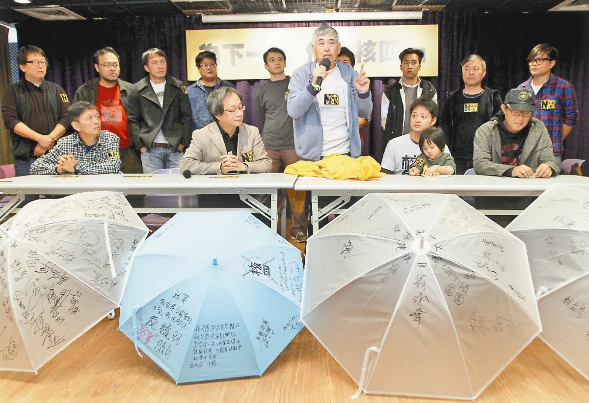 帶著保護傘上街頭