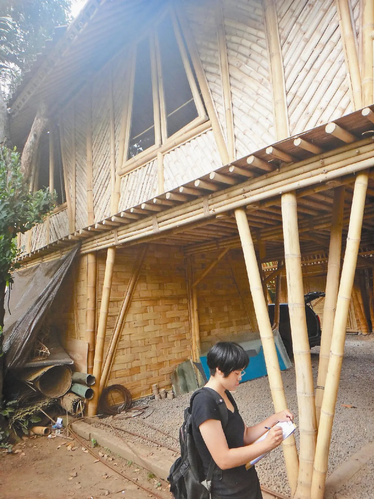 交大建築所學生 峇里島體驗蓋竹屋