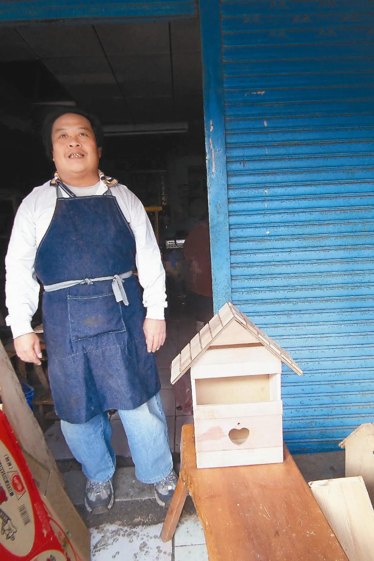 廢木拼信箱 供人彩繪