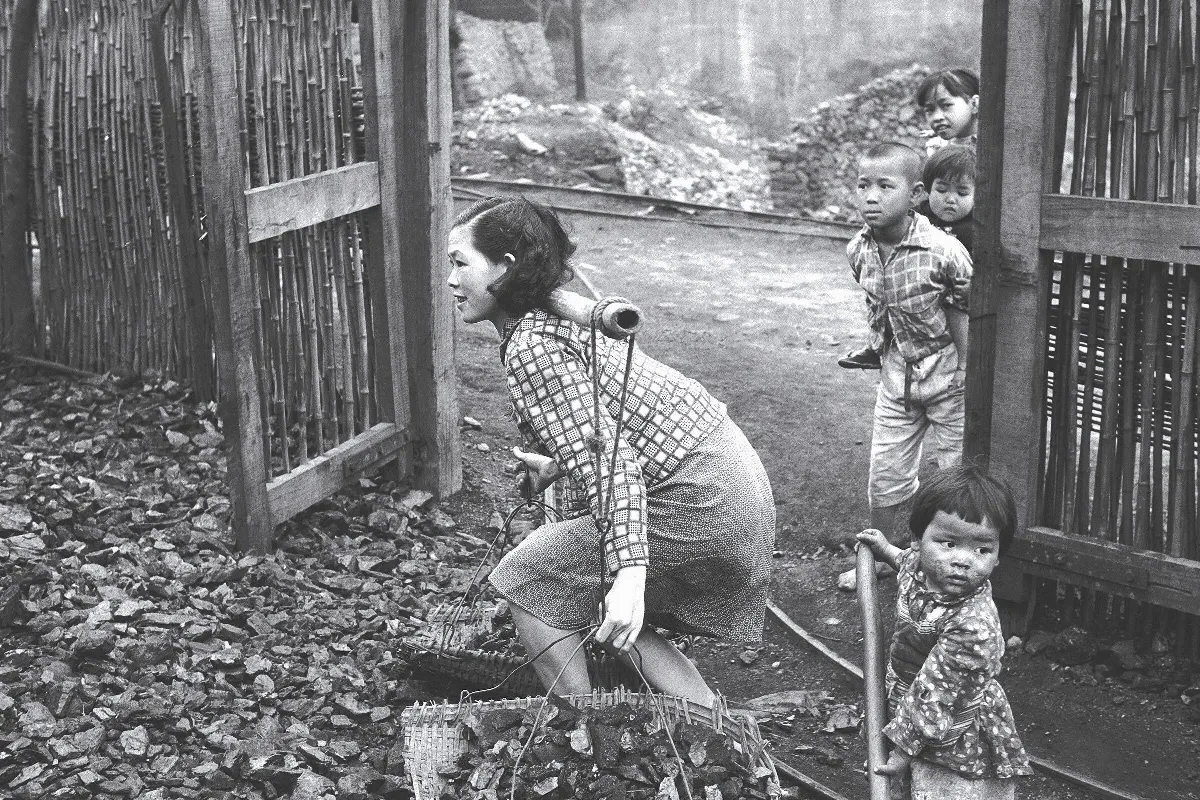 【歲月台灣系列‧母親】用扁擔裝煤塊