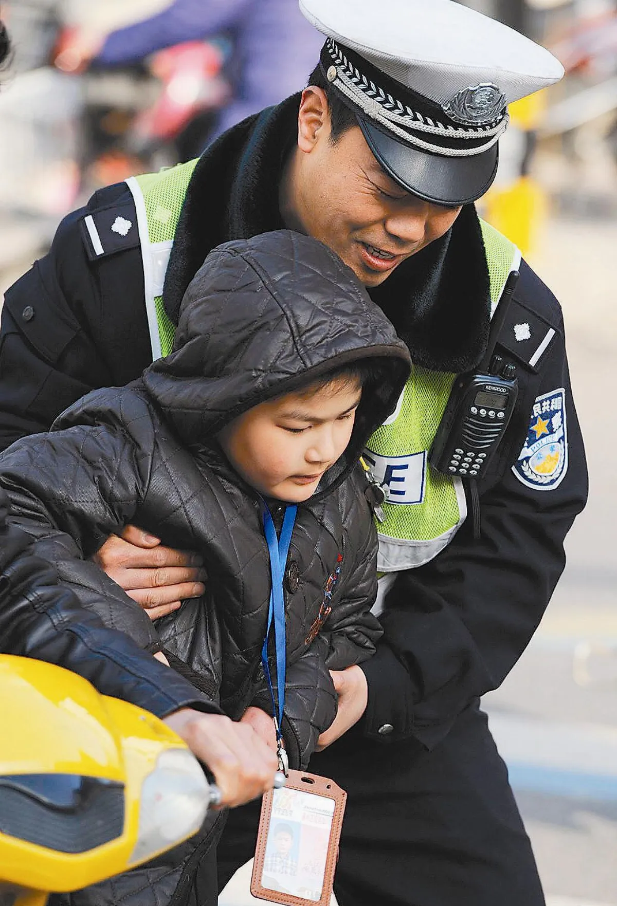 抱抱哥               抱送孩童30萬次