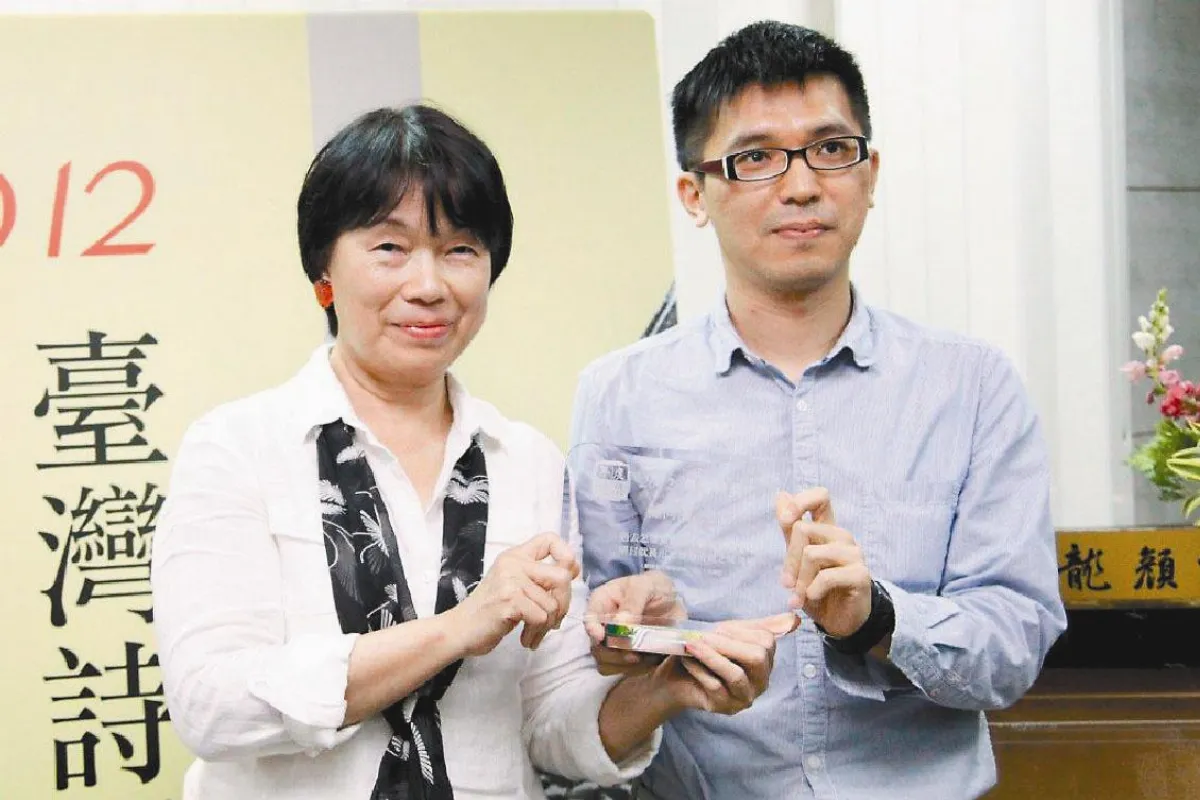 臺灣詩選30年 龍應台頒獎催熱情
