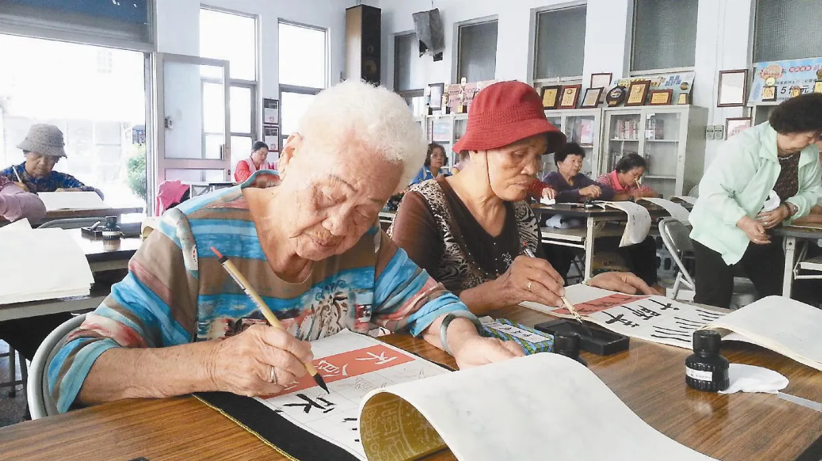 【社區部落格】千歲書法班 9旬嬤學會寫名字