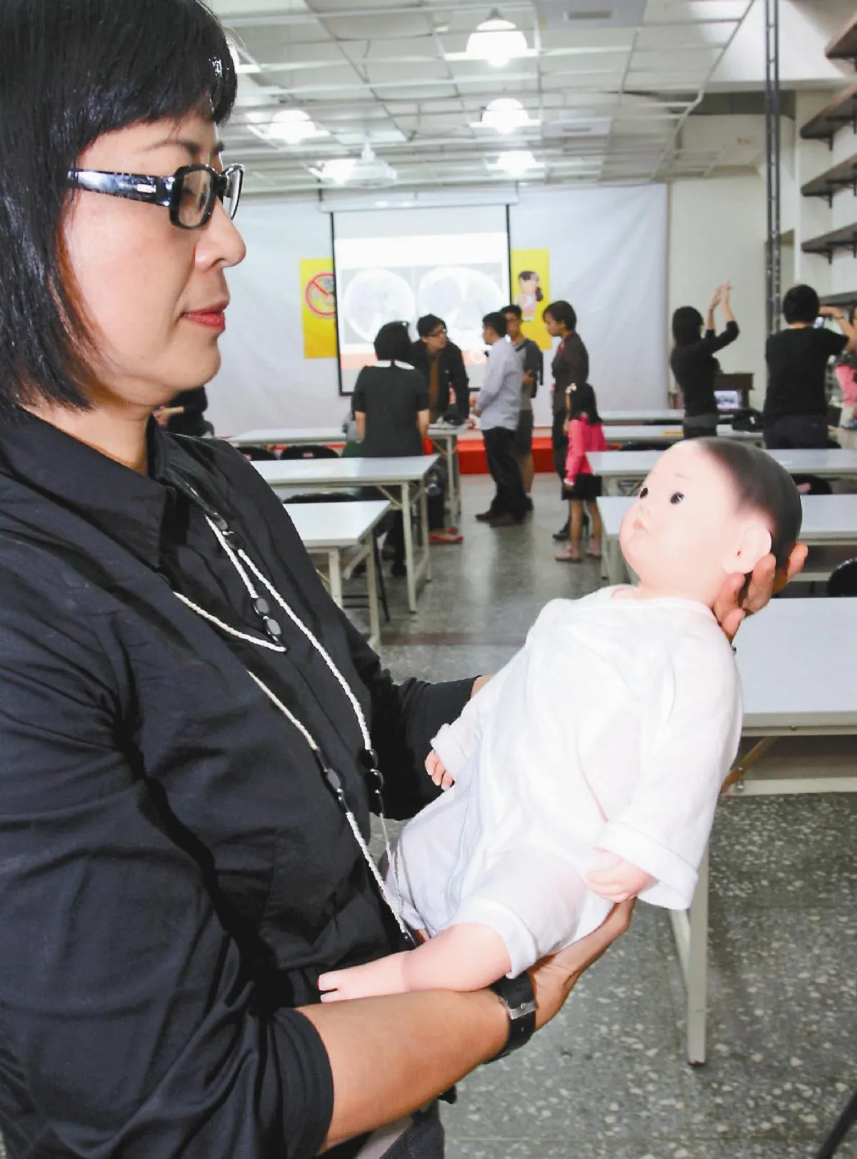 劇烈搖晃 嬰兒腦出血致癱瘓