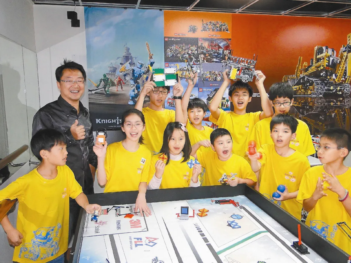 花崗國中生 玩機器人進世界賽