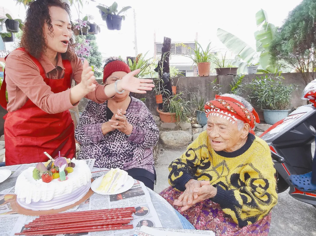 居家服務員 幫93歲嬤慶生
