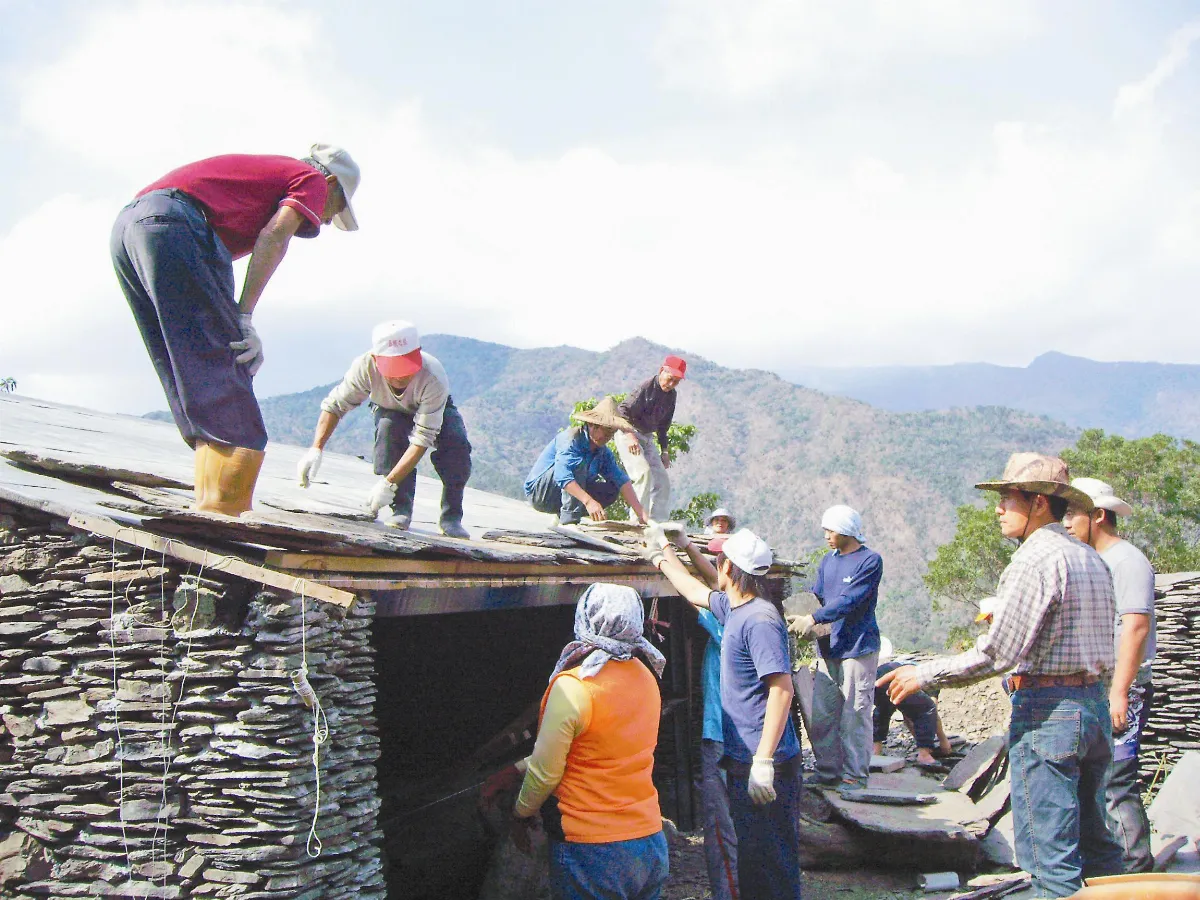 發光排灣文化 重建石板屋