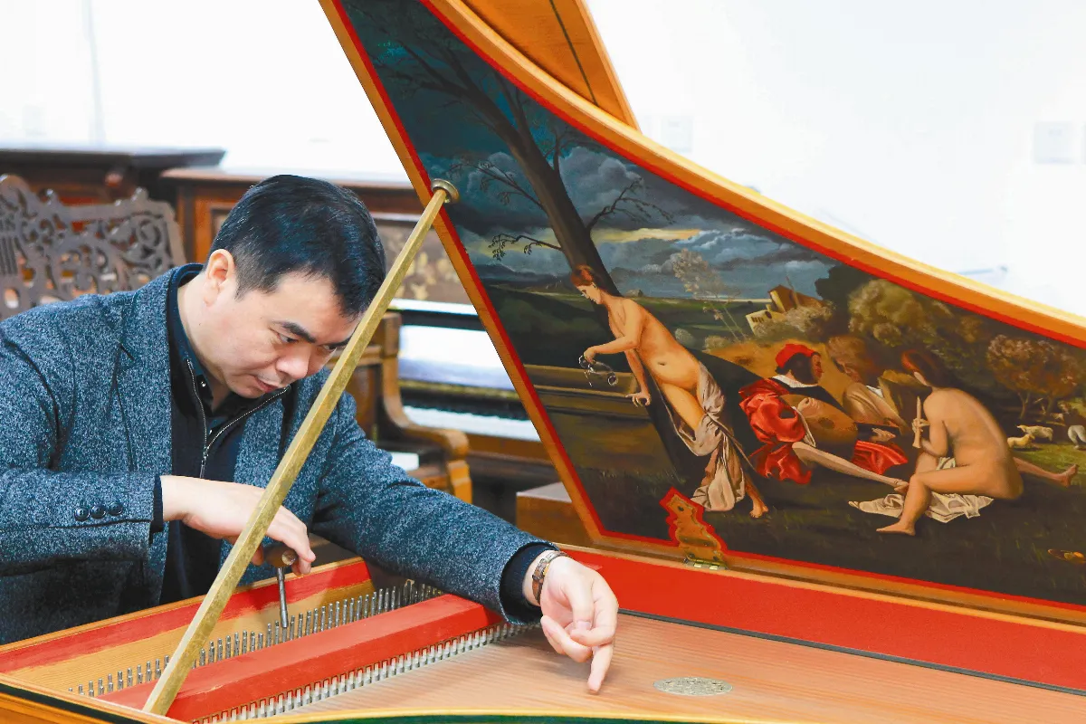 痴迷骨董鋼琴 收藏200台