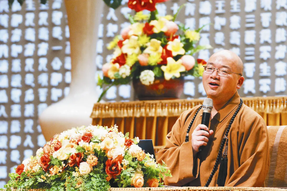 心保和尚陞座後 首開法筵