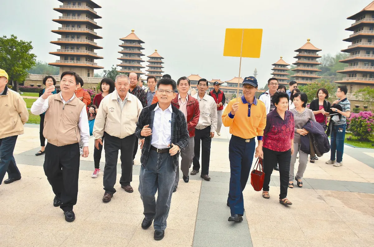 楊秋興率千人訪佛館 親自導覽