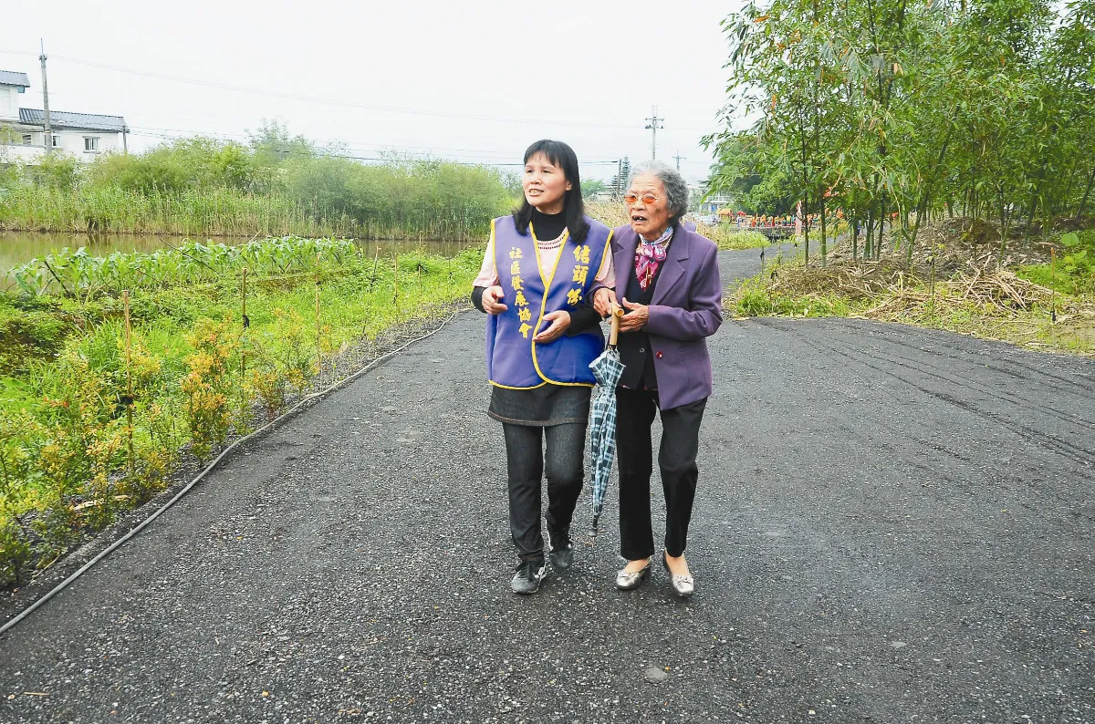 挽面嬤結善緣 村民鋪結福路