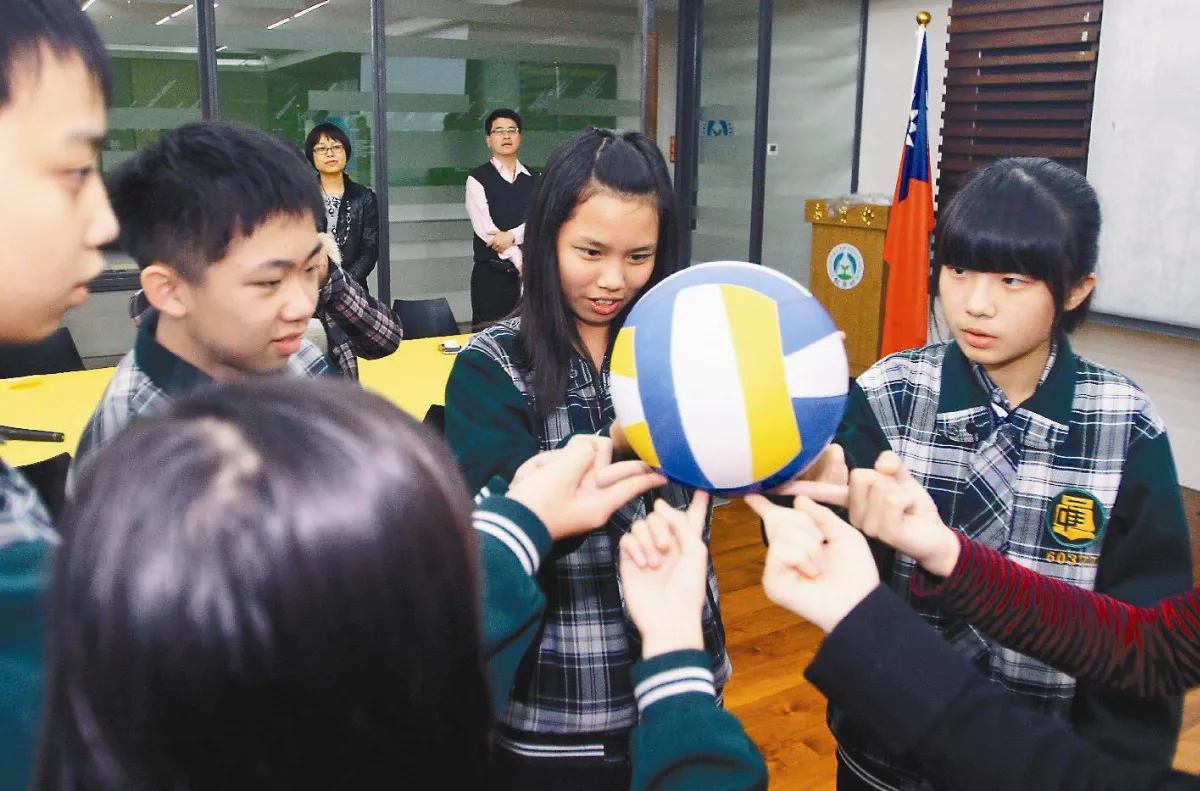 國中活化教學頂球遊戲 練習當領導人