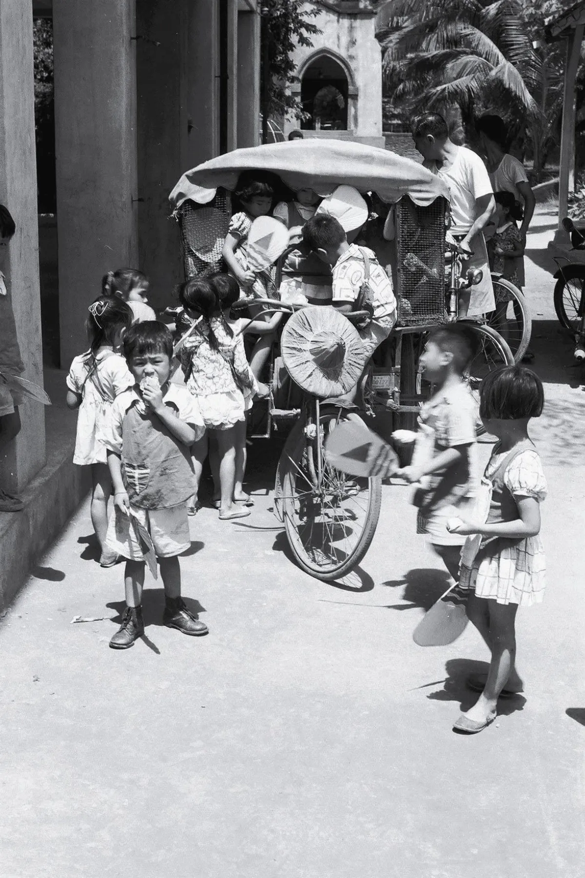 歲月台灣系列‧童年人手一支扇子