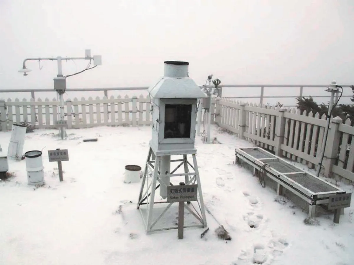4月雪 一起下玉山皚皚 積雪逾2.5公分