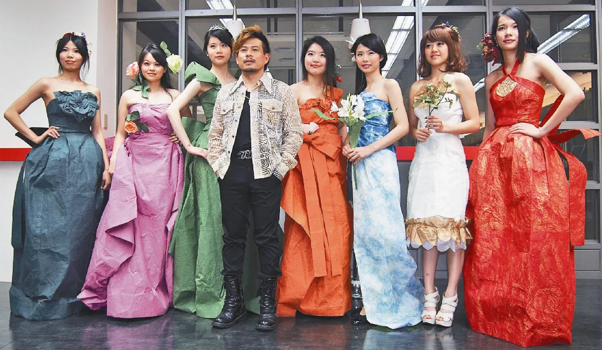 紙禮服走秀 宜大女生步步驚心