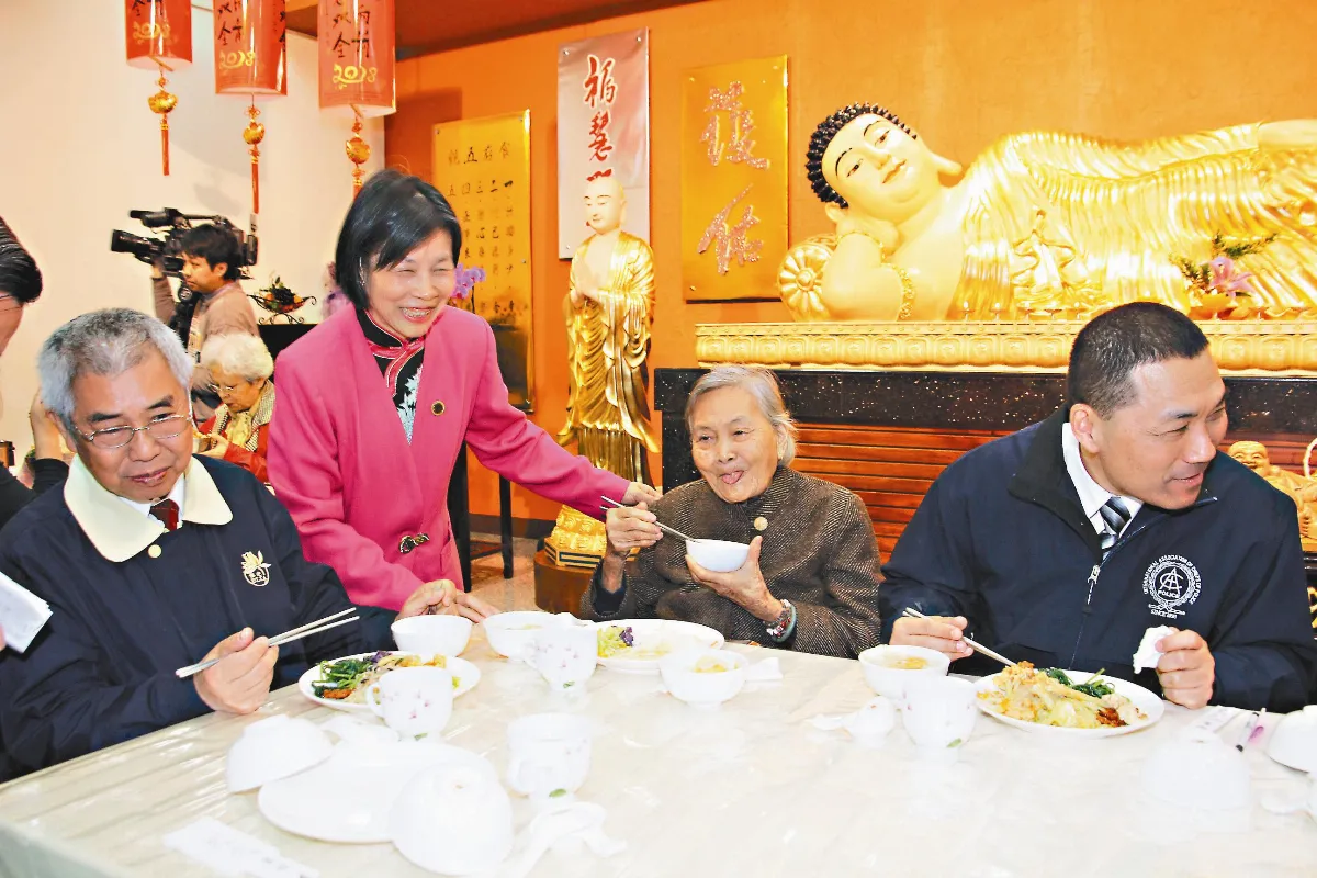 侯友宜訪擇善寺 陪伴長者共餐