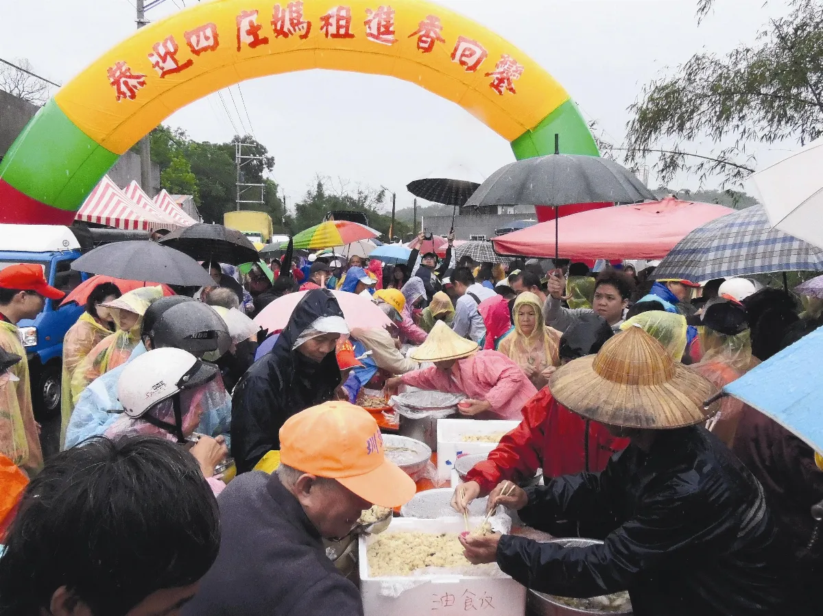 通霄四庄媽祖回鑾 信眾雨中吃飯擔