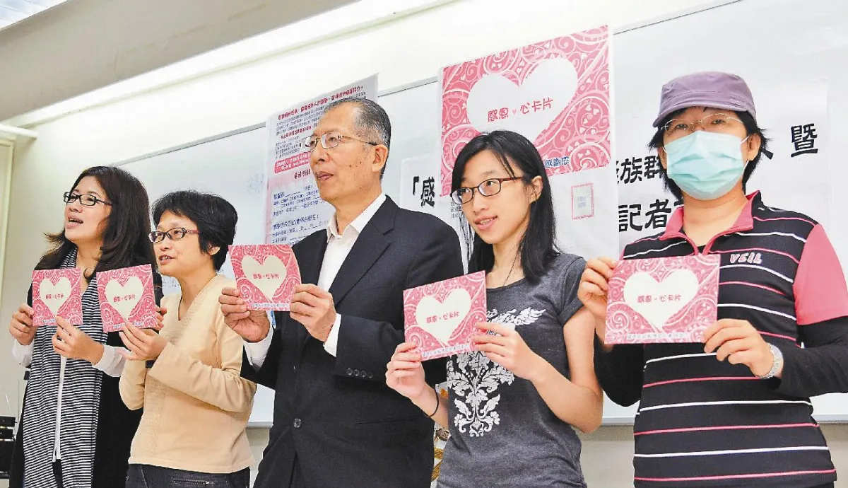 醫護人員相伴 病友送感謝卡