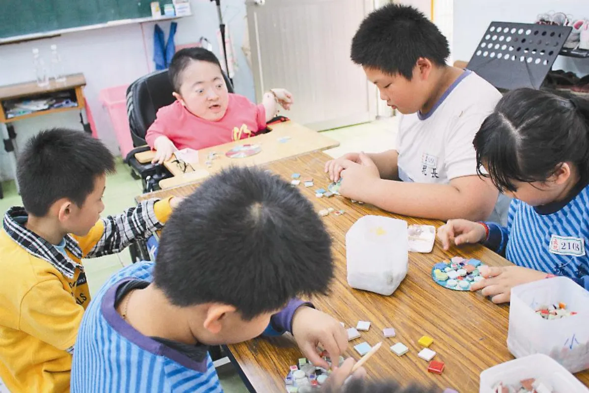 教養院生教馬賽克拼貼 長坑童很佩服