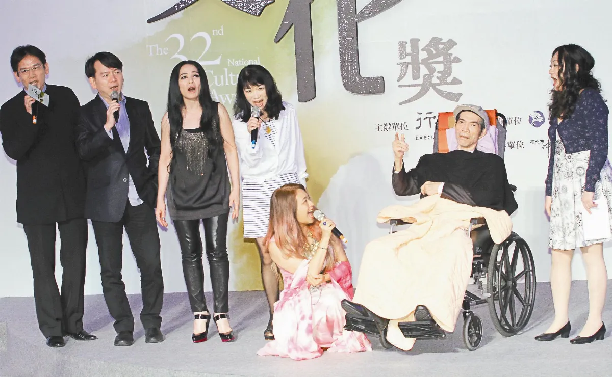 獲贈文化獎 李泰祥指揮和歌 侯孝賢捐獎金