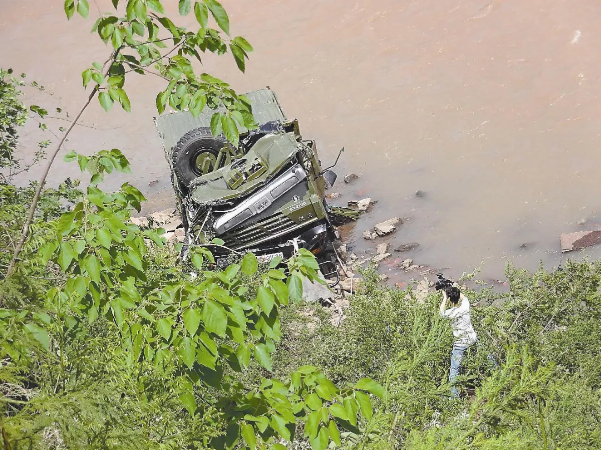 救災軍車閃轎車墜河 1死