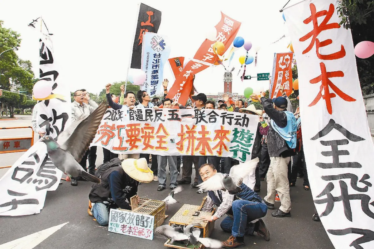 批年金傲慢修法 勞團51上街