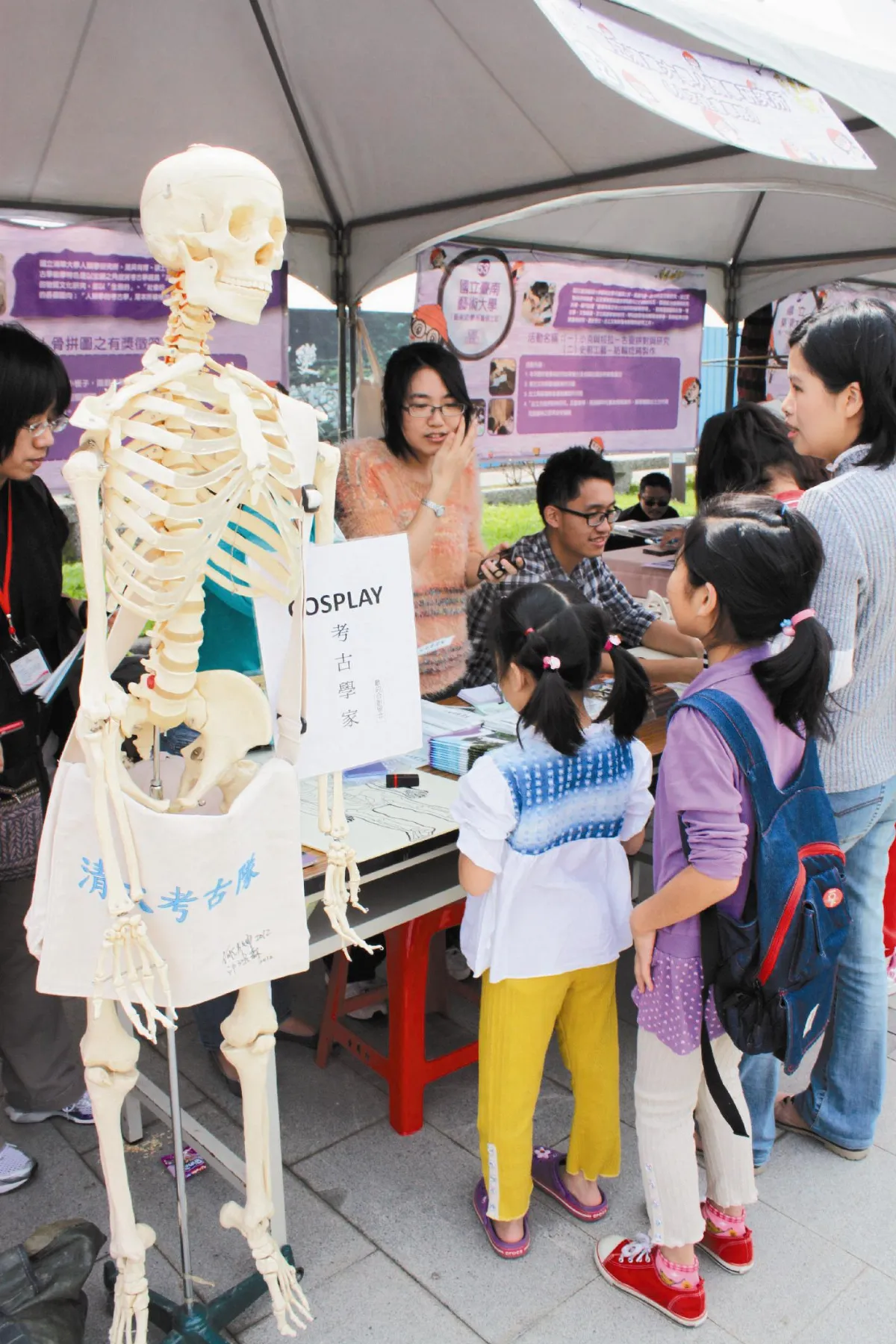 鑽木取火、人骨拼圖… 十三行考古  大人、小孩玩瘋了