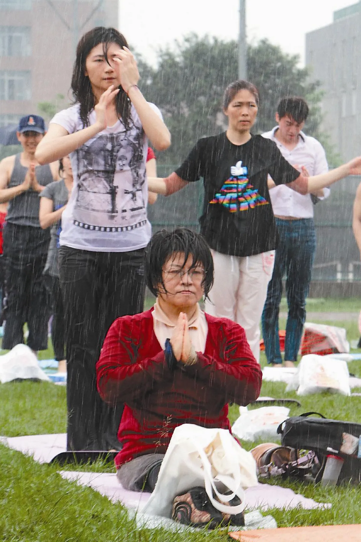 不畏風雨做瑜伽