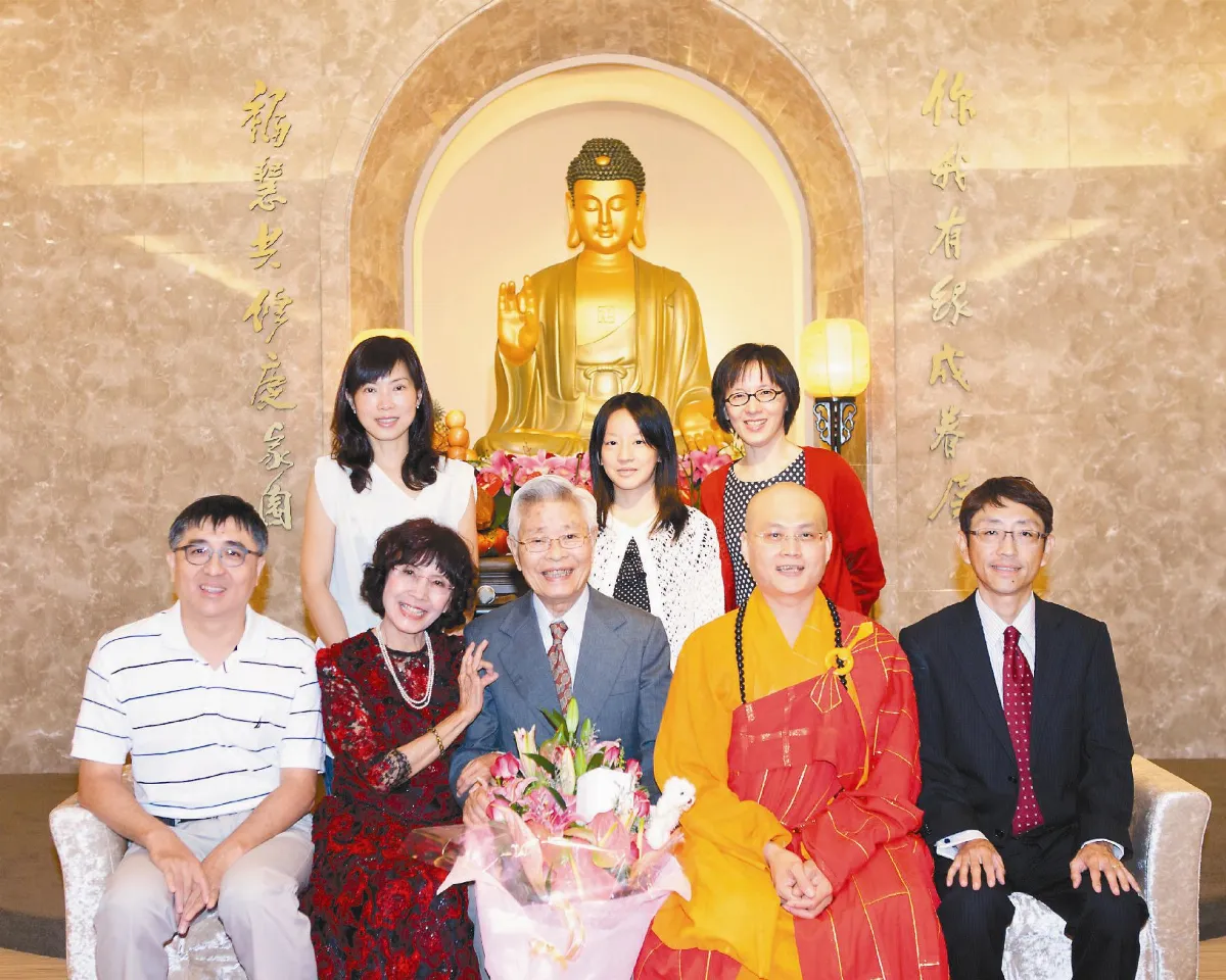 許睿哲伉儷悠遊法海 慶金婚