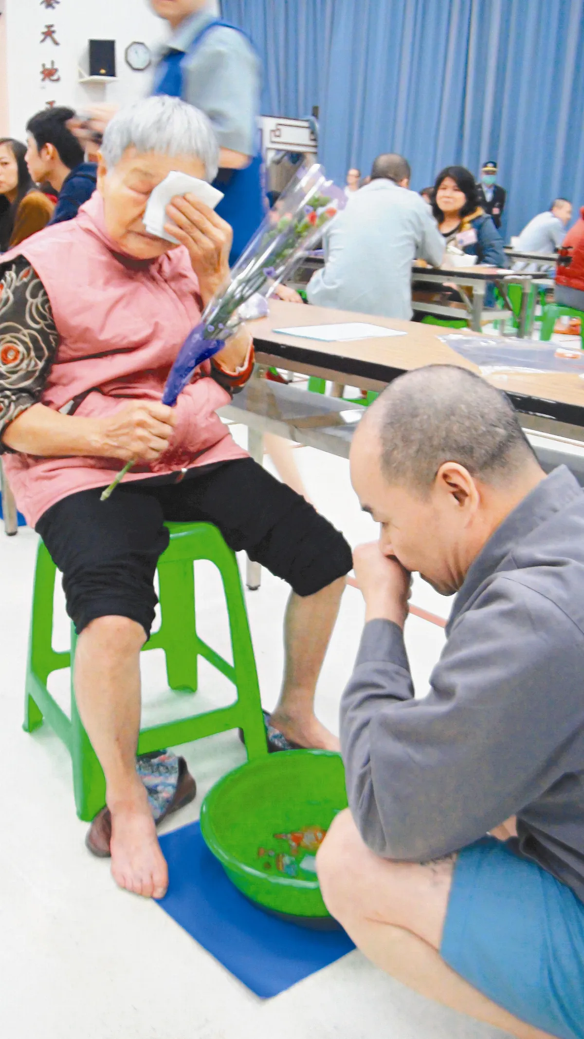 幫媽洗腳 歹囝會改變
