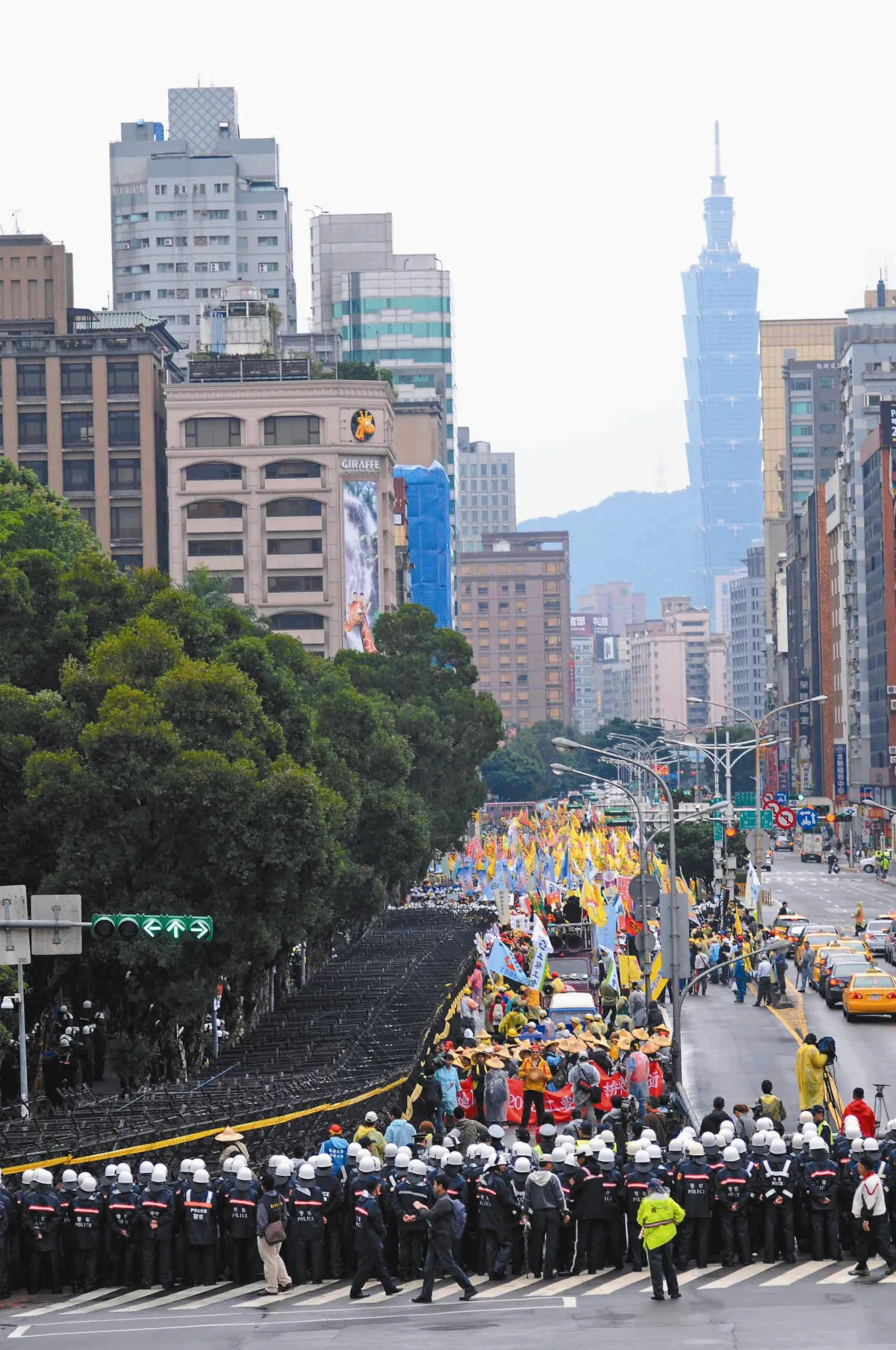 反年金修惡 3.5萬勞工2路遊行