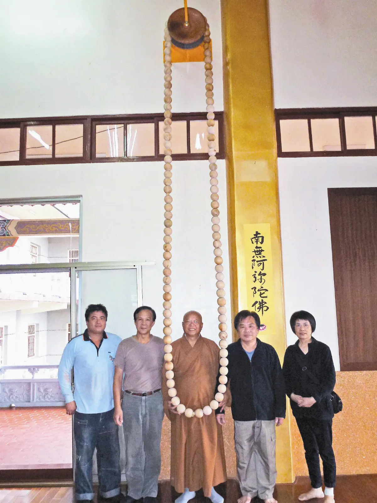 撥巨型紅檜念珠 轉動法輪