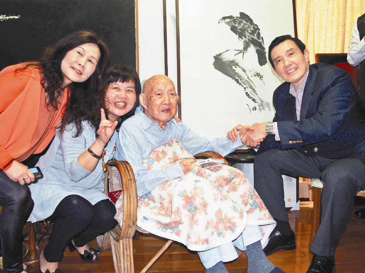 馬訪105歲王攀元 互贈書畫