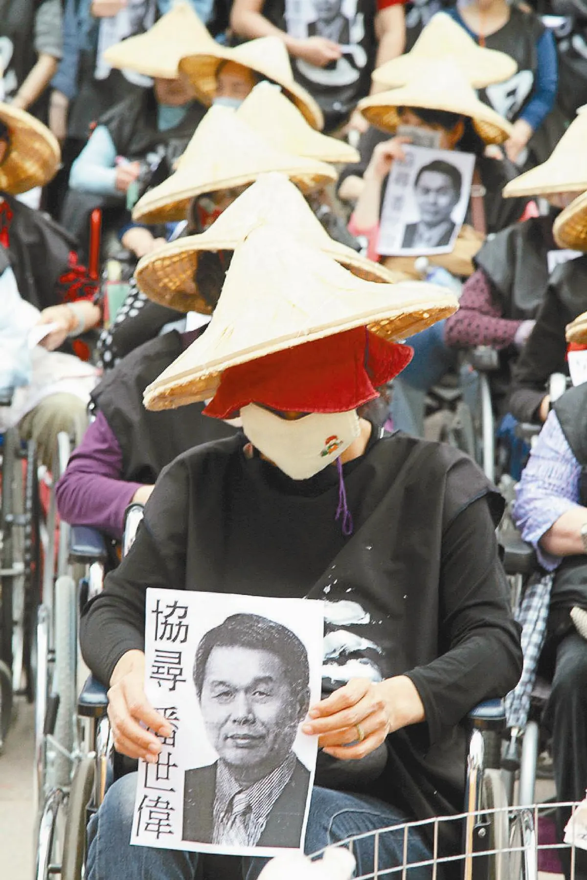 關廠工人 輪椅行軍尋潘世偉
