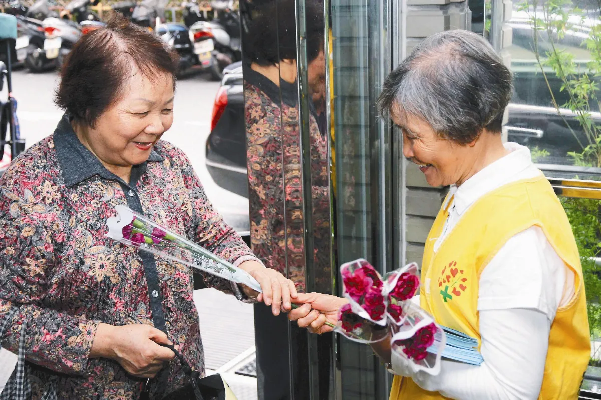 送康乃馨 宣導免費癌篩