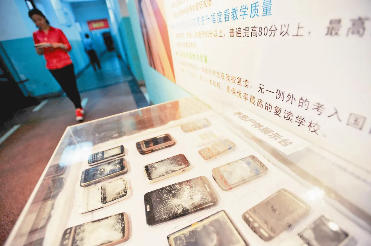 學生玩手機  老師就砸爛