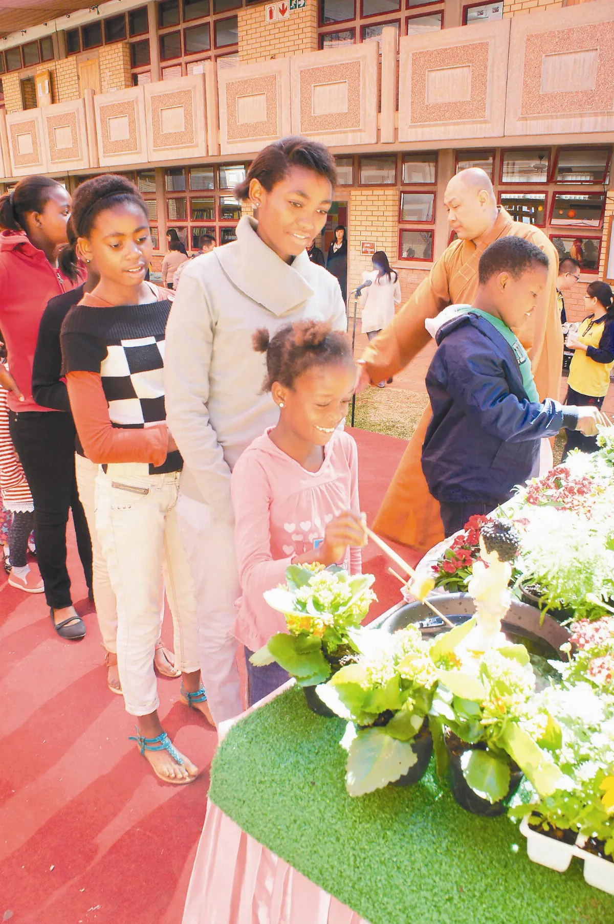 非裔學童浴佛   感受美好心靈