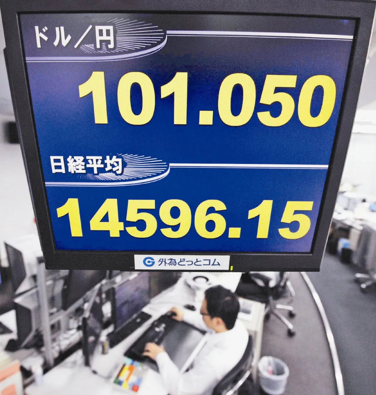 日圓貶破百元關卡 4年來首見