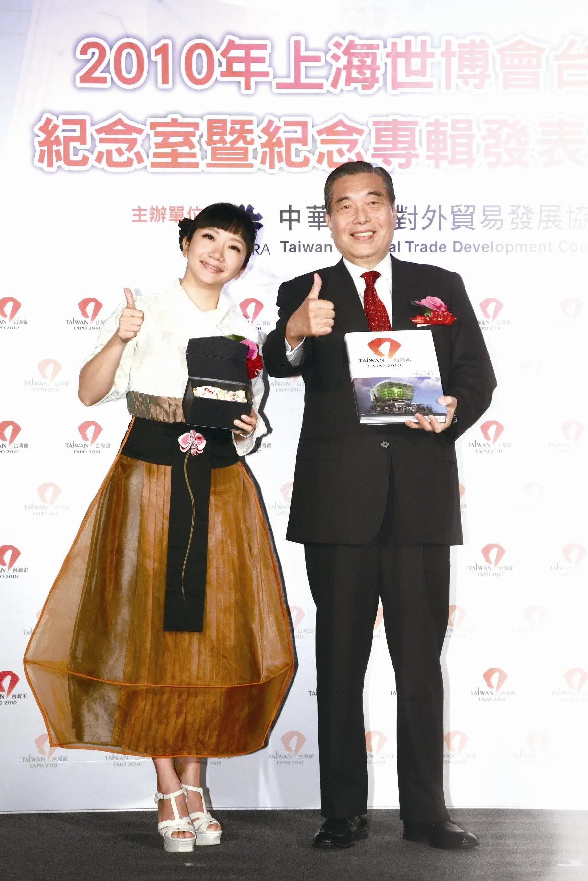 大陸通路製造＋台灣創新研發＋香港服務水平台灣小魚遨遊四海