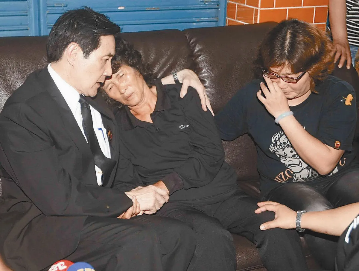 擁抱洪家人 馬總統要菲道歉