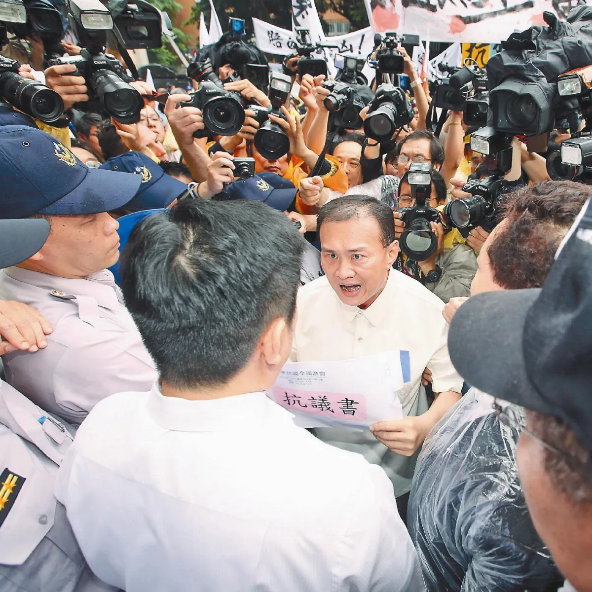 漁民宣戰 蛋洗菲代表處