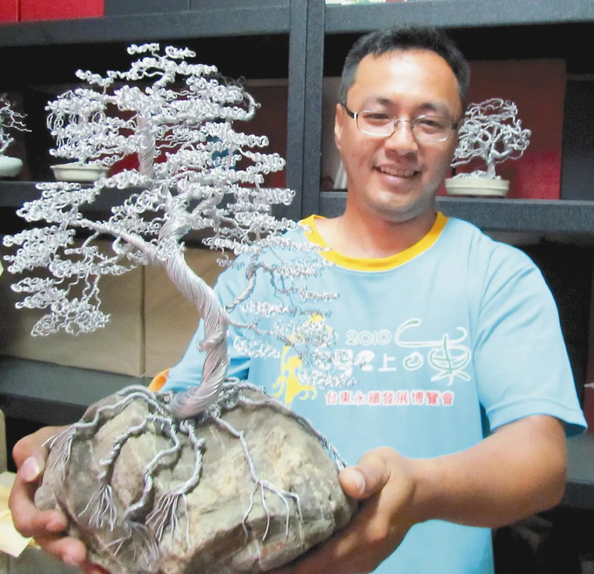 一把鋁線 雕出樹的百態