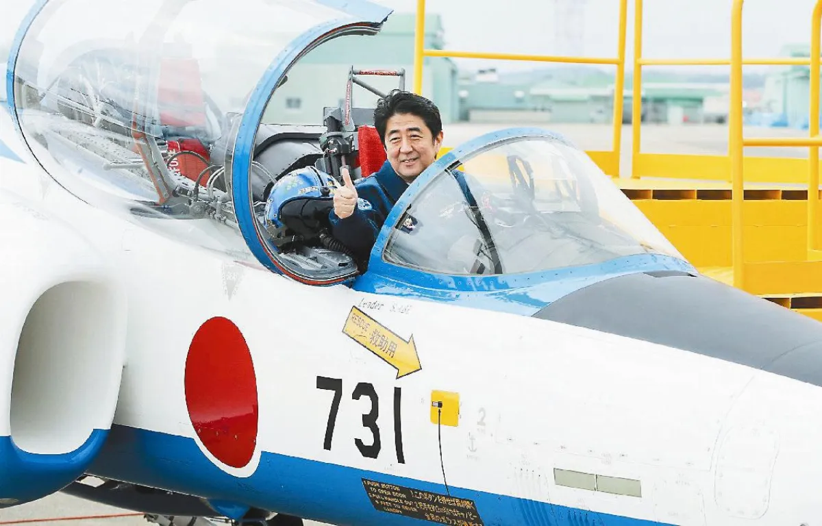 安倍微笑登T4訓練機 韓媒批挑釁