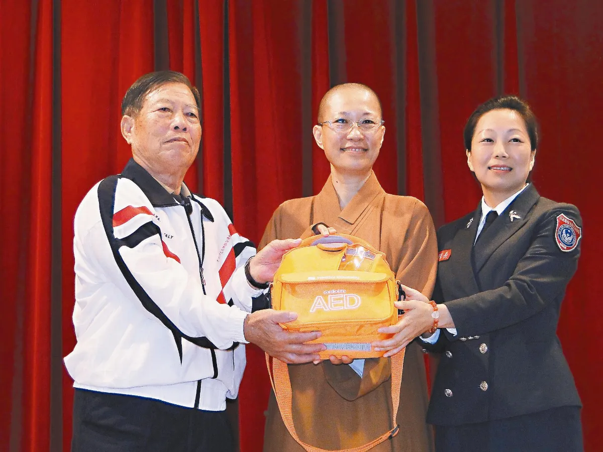 把握救命5分鐘 佛光山贈AED