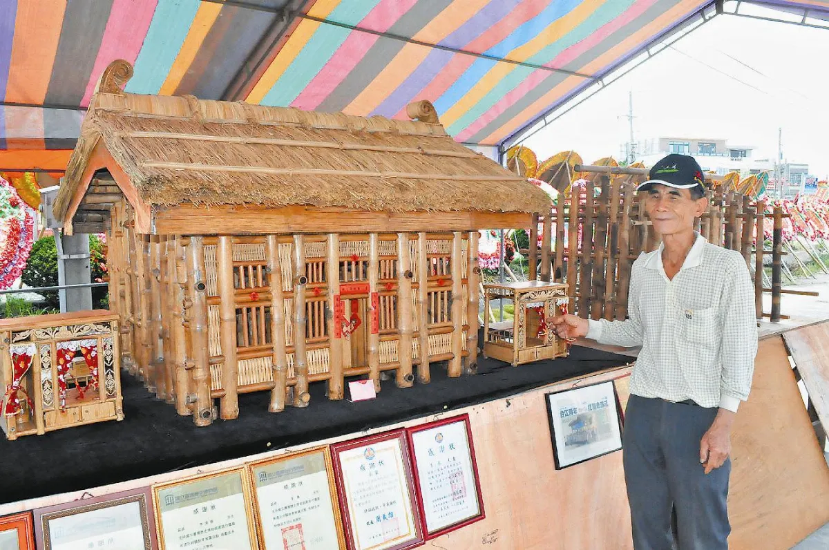 扛厝走溪流 迷你竹籠厝承載歷史