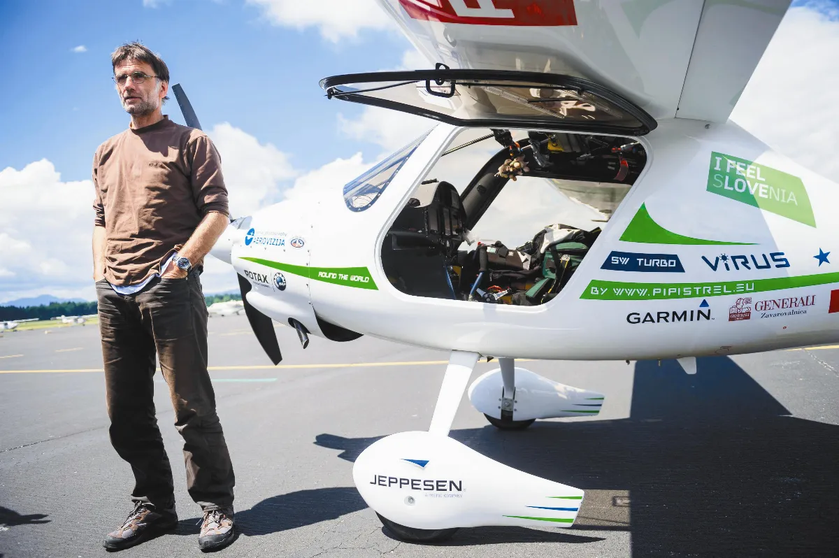 全球首位 駕輕型機飛越北極